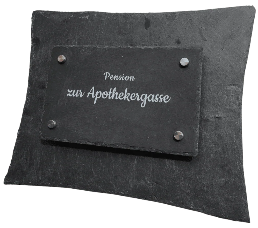 Schiefer-Schild mit der Aufschrift 'Pension zur Apothekergasse', befestigt mit Metallnieten.